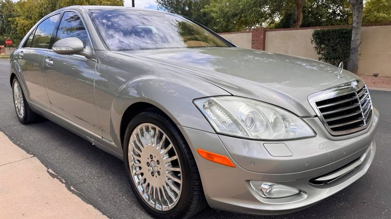 2007 Mercedes-Benz S550 front three-quarter image