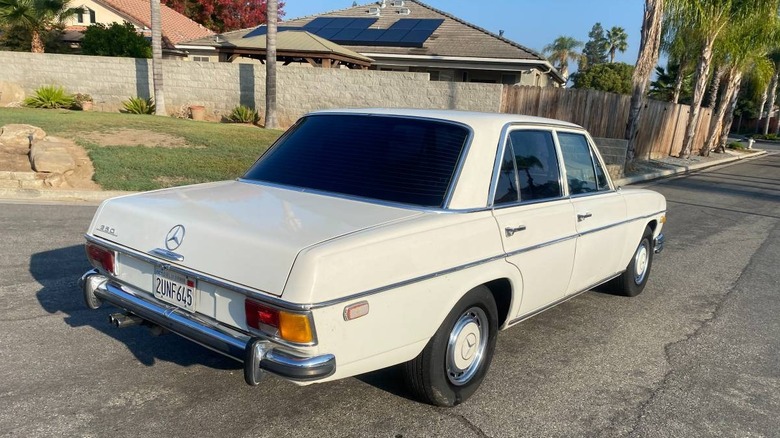 1972 Mercedes-Benz 250 2.8 rear three-quarter image