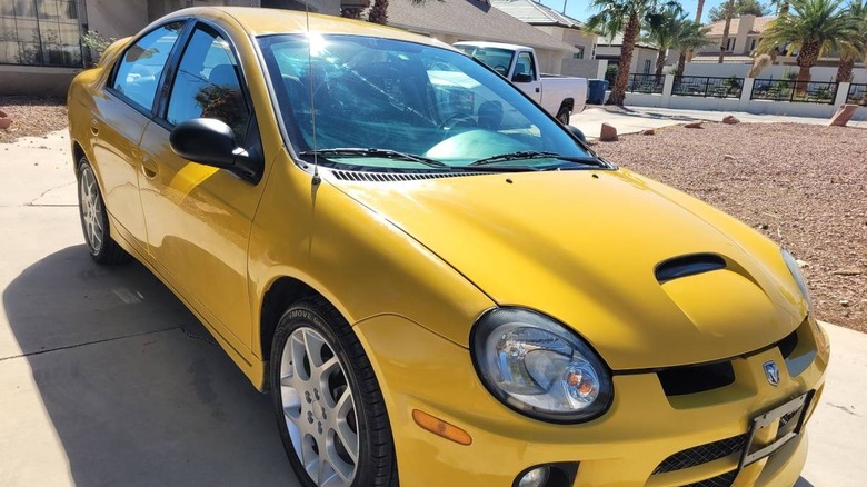2003 Dodge Neon SRT-4 front three-quarter image