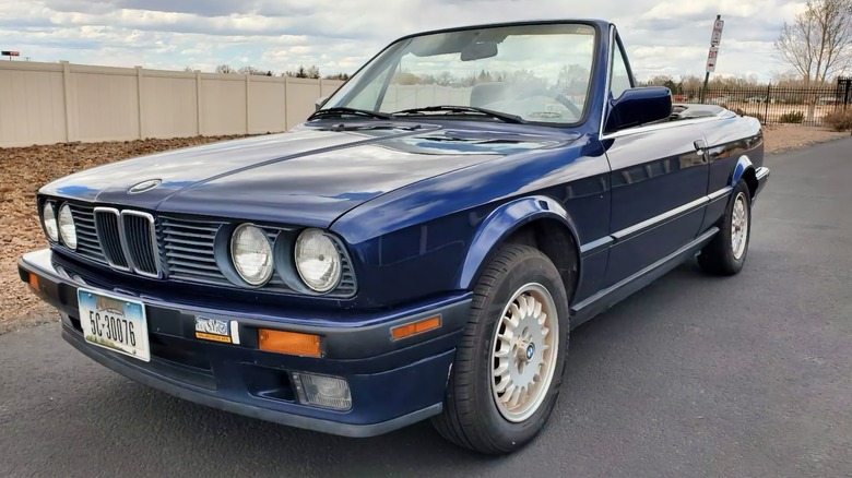 1992 BMW 318i convertible front three-quarter image