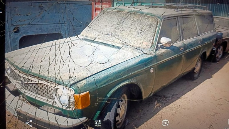 1974 Volvo 145 Wagon front three-quarter image