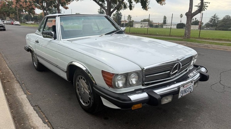 1986 Mercedes-Benz 560 SL front three-quarter image