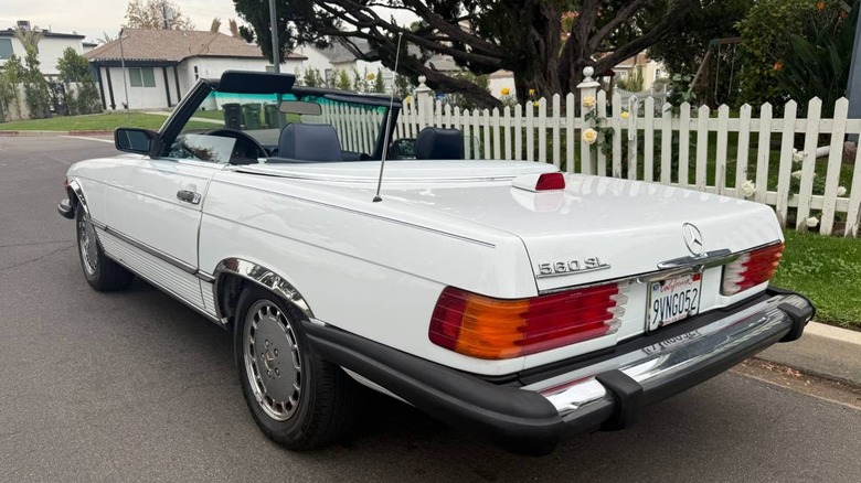 1986 Mercedes-Benz 560 SL rear three-quarter image