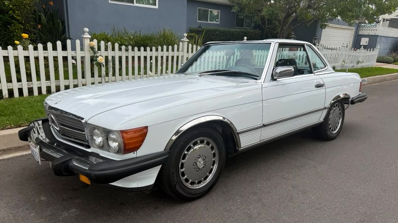 1986 Mercedes-Benz 560 SL front three-quarter image