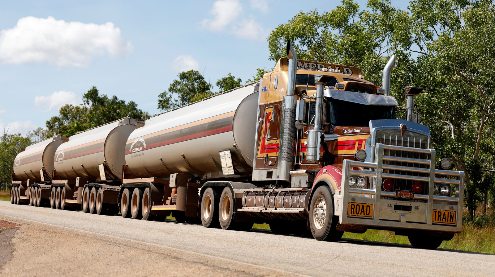 Australia's Longest Road Trains Dwarf American Semi Trucks (But They'd Never Work In The US)