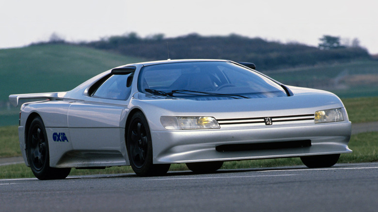 Front 3/4 view of the Peugeot Oxia concept