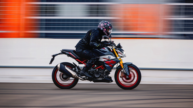 A speeding motorcycle on the racetrack