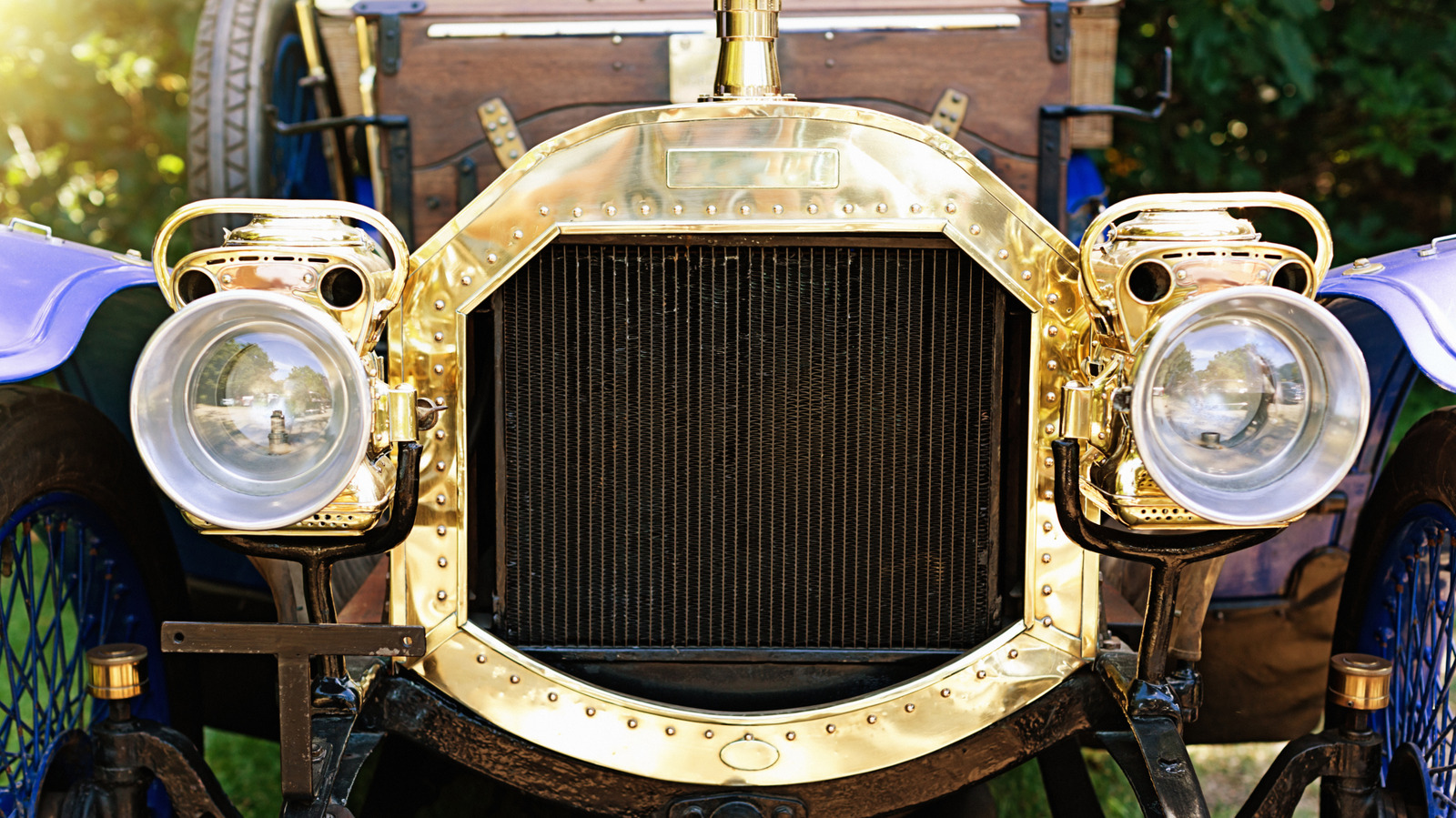 Before The Light Bulb, Cars Still Had Headlights. Here's How They Worked