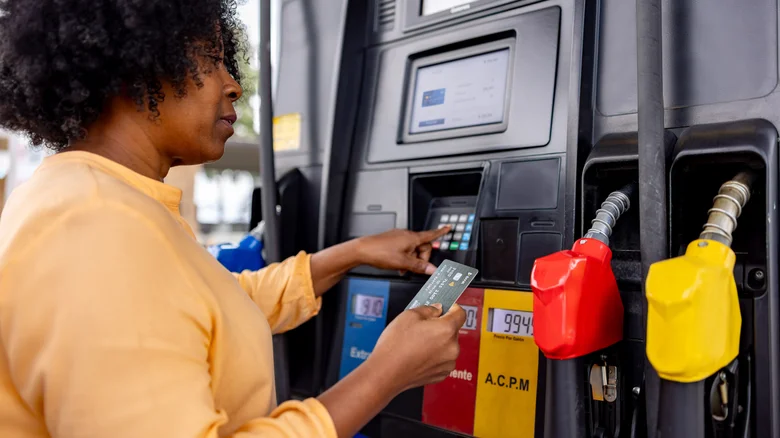Pre nego što sipate gorivo, obratite pažnju na ove znakove skimmera (uređaja koje prevaranti postavljaju na pumpu da bi ukrali podatke sa kartica)