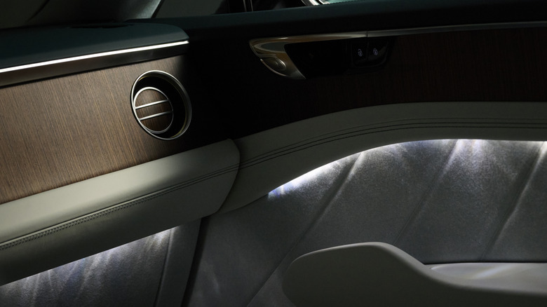 Door card and dashboard of the Bentley Torcal.