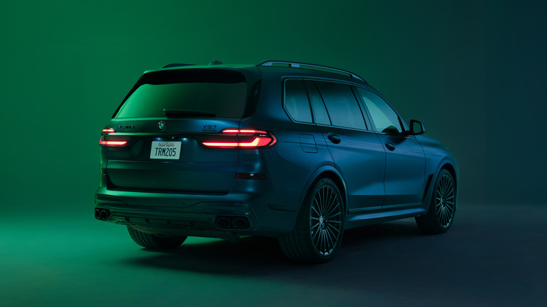 Rear 3/4 view of a BMW Alpina XB7 Manufaktur