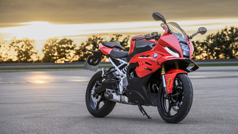 A red BMW F 450 RR