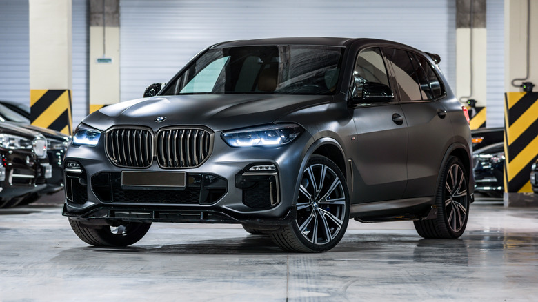 A BMW X5 M50d IV G05 in a garage