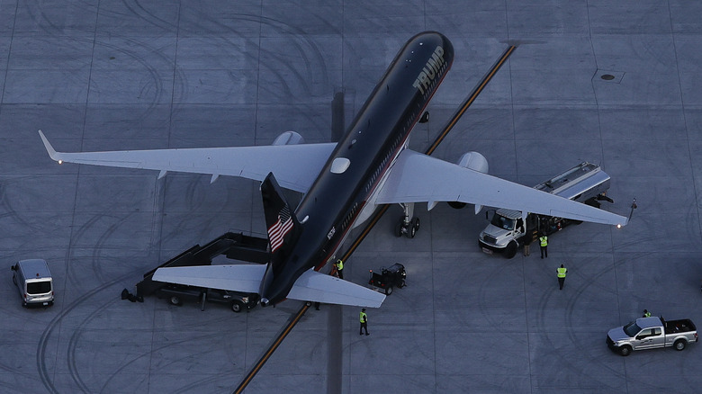 A Boeing 757 being refueled.