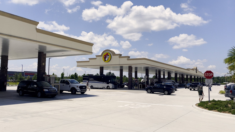 Various cars and an RV at a Buc-ee's