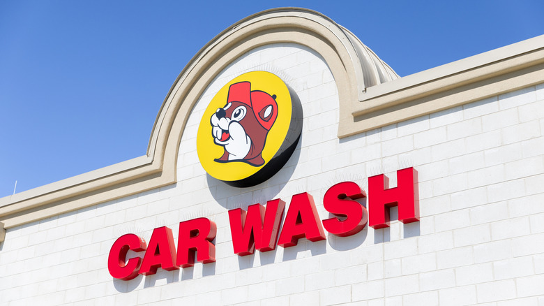 A closeup of Buc-ee's car wash logo
