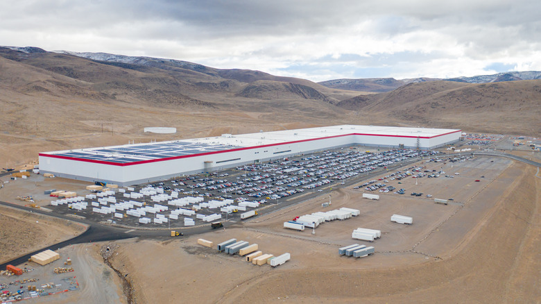 Another look at Tesla's Nevada Gigafactory in the middle of the desert.