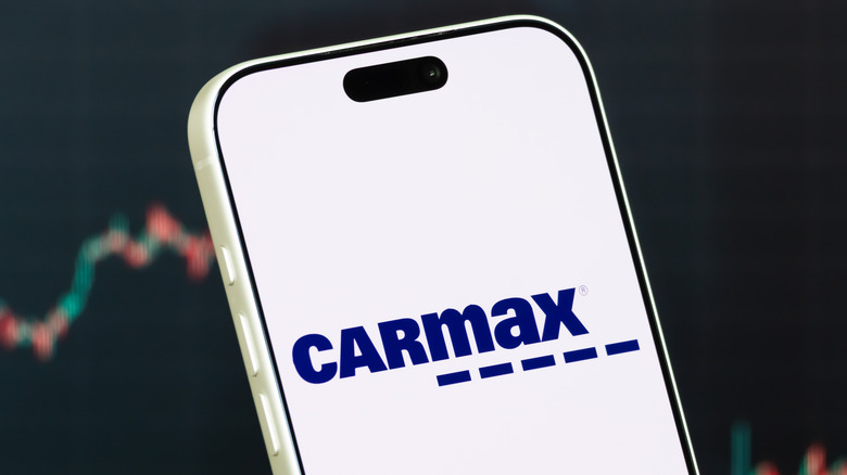 هاتف محمول يحمل شعار CarMax على الشاشة.