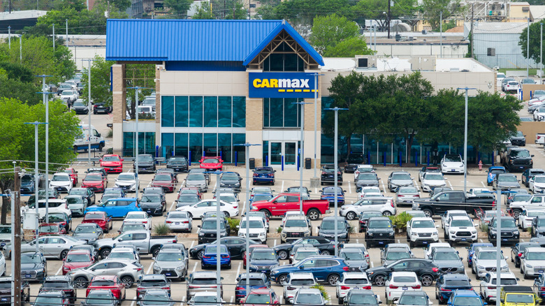 متجر CarMax وموقف سيارات مجاور.