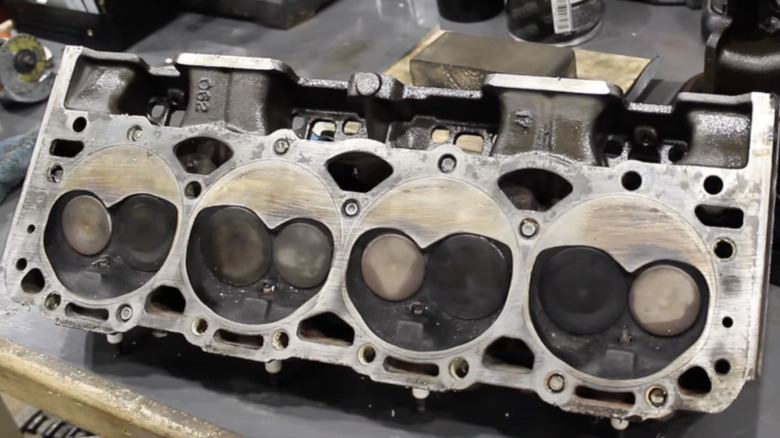Vortec heads (062) of a Chevy small-block V8