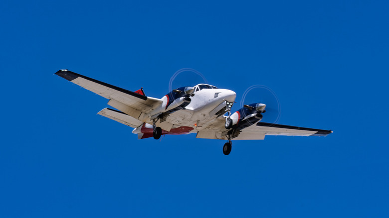 Apollo Medflite Beechcraft C90 N48AP medical transport arrival into runway 8 at Albuquerque Sunport international airport.