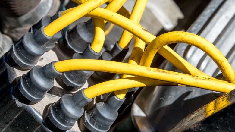 Distributor cap with wires