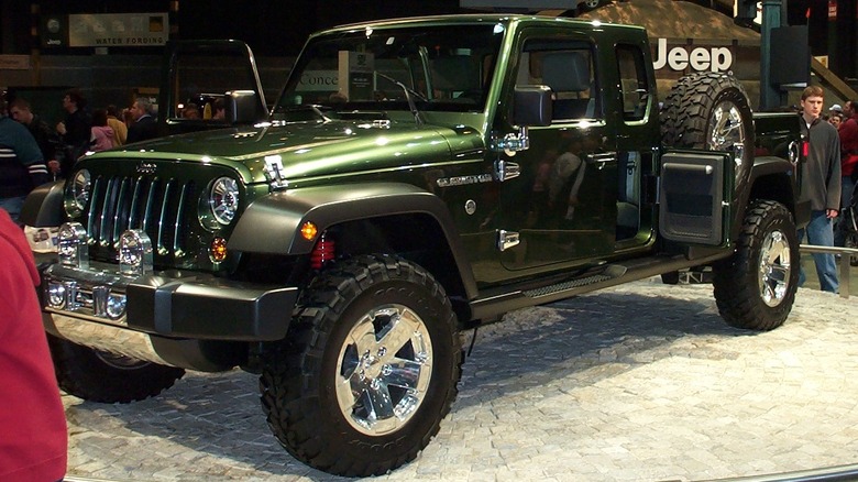 A green two-door Jeep Gladiator concept at the 2005 Chicago Auto Show.