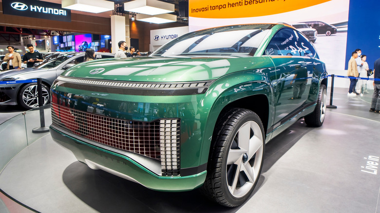 Front 3/4 view of the Hyundai Ioniq 9