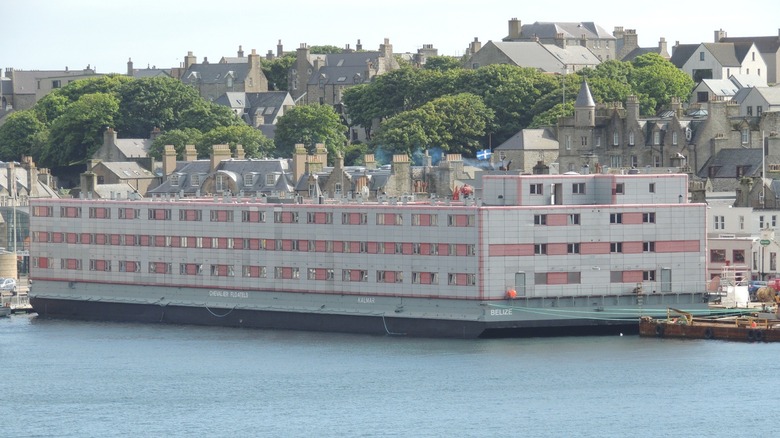 3/4 view of the Accomodation Barge Kalmar at dock