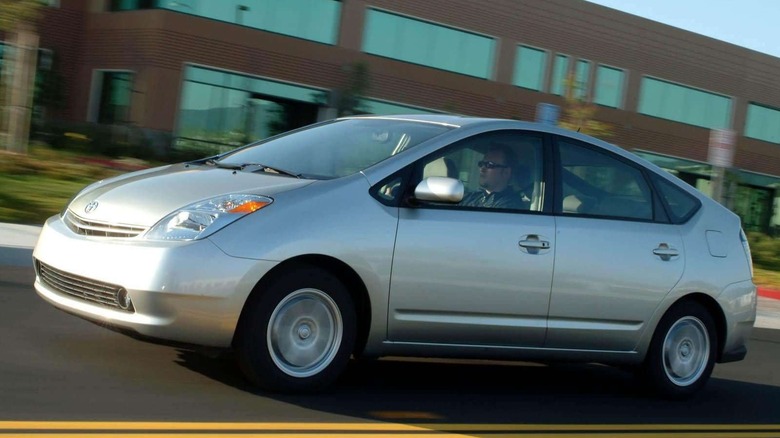 2004 Toyota Prius front 3/4