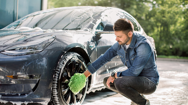 man washing car by manus pinch a microfiber mitt