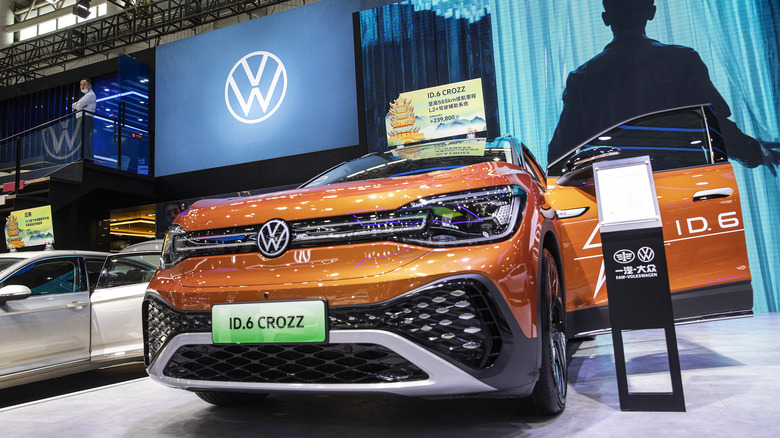 WUHAN, CHINA - OCTOBER 21:(CHINA OUT)Attendees wear protective masks as they look around the Volkswagen of ID.6 crozz during the Wuhan Motor Show 2021 on October 21, 2021 in Wuhan, Hubei province, China. More than 150 brands took part in the Wuhan Motor Show 2021 Show which started on Thursday. According to local reports, more than 20 domestic electric vehicle brands participated in the exhibition. (Photo by Getty Images)