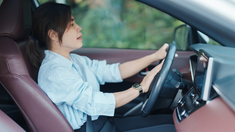 Woman down nan instrumentality honking her car horn.
