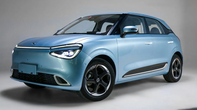 Front 3/4 view of a blue Dongfeng Box 01