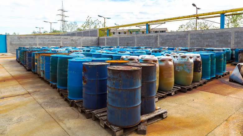 A retention installation pinch containers of utilized gasoline