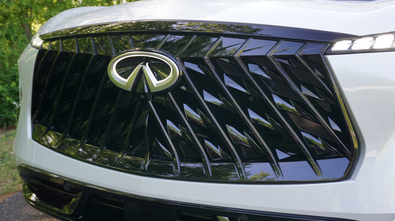 2027 Infiniti QX65 Autograph grille
