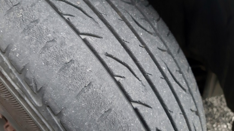 Car tire with extensive uneven wear