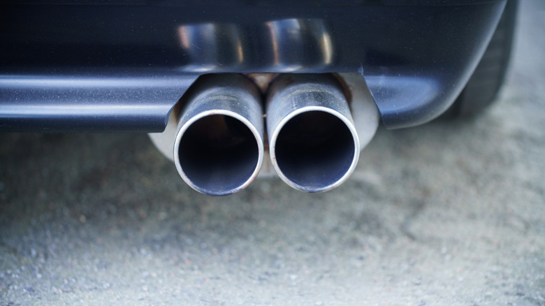 An unidentified car's dual exit exhaust pipe