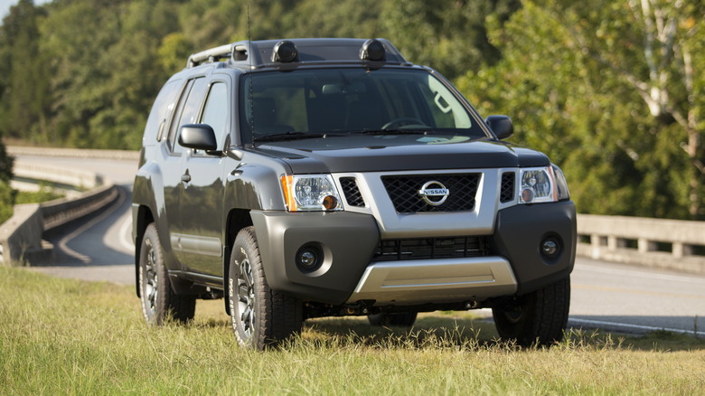 Front 7/8 of 2015 Nissan XTerra parked at side of the highway