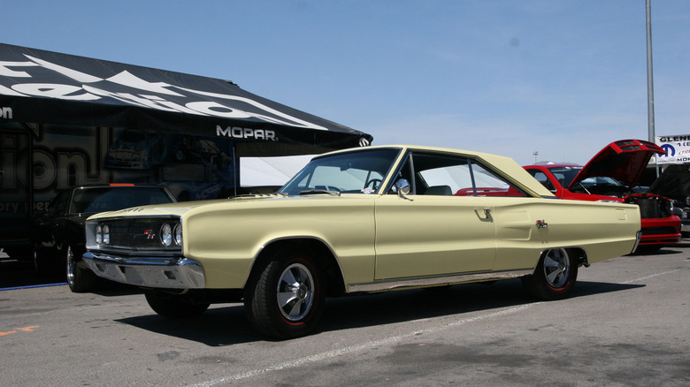 1968 Dodge Coronet R/T front 3/4 view