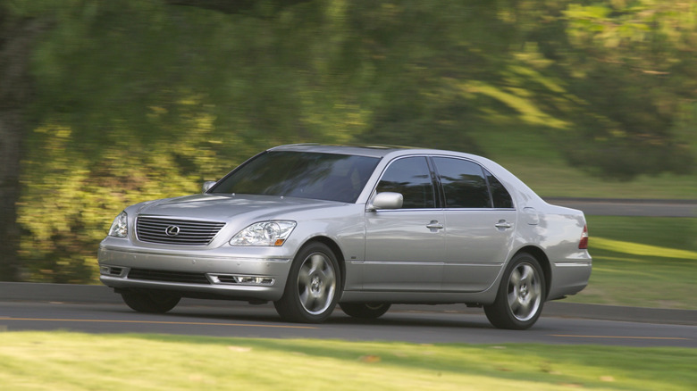 2006 Lexus LS 430 front 3/4 view dynamic image
