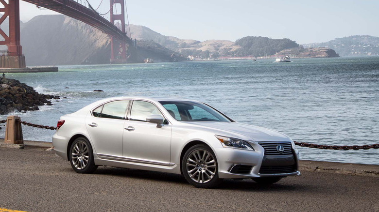 2013 Lexus LS 460 front 3/4 view