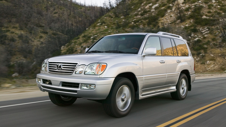 2007 Lexus LX 470 front 3/4 view dynamic image