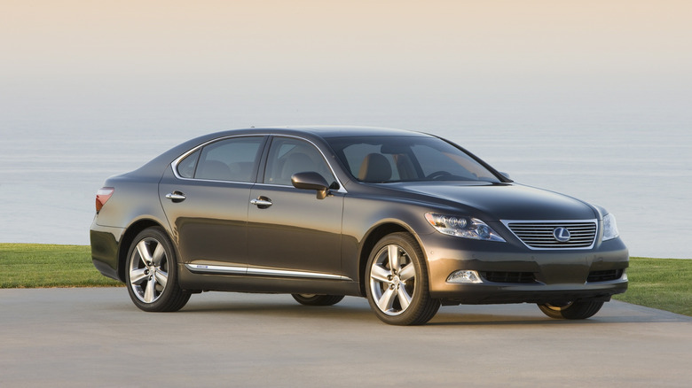 2008 Lexus LS 600h L front 3/4 view