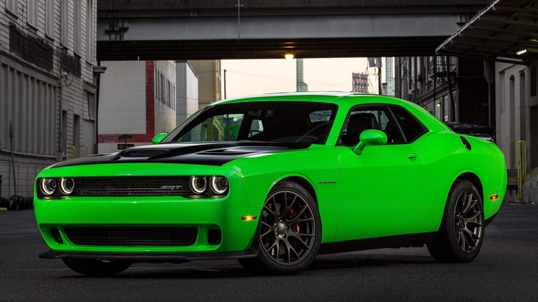 2015 Dodge Challenger SRT Hellcat front 3/4 view