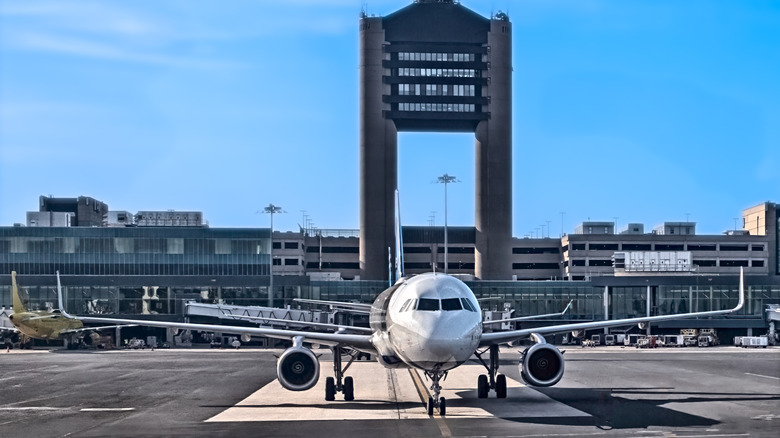 An airliner taxis to the runway at Boston Logan Airport