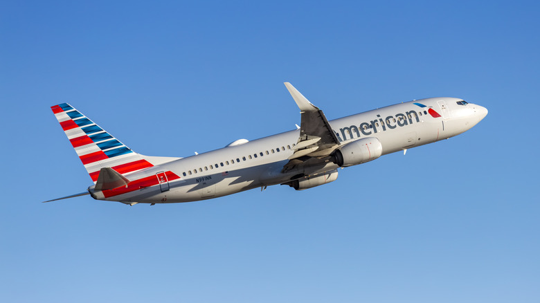An American Airlines Boeing 737 in flight against a blue sky
