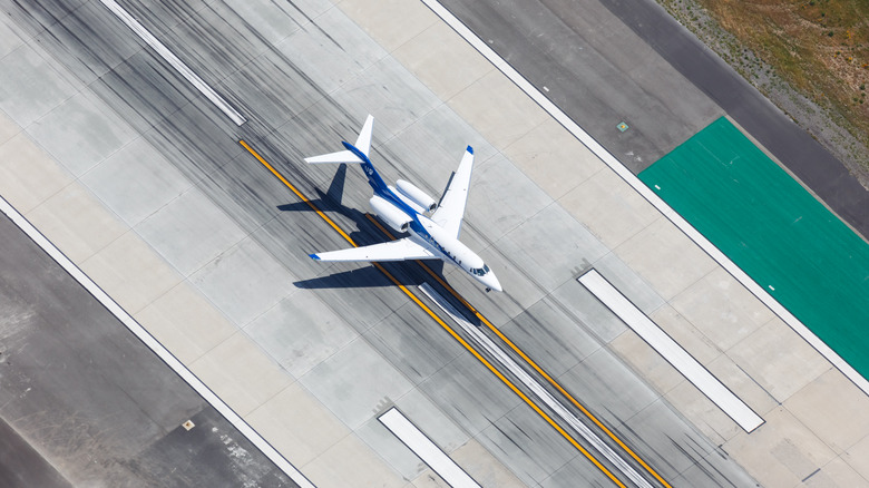 Aerial position of Wheels Up Cessna 750 Citation X airplane astatine Los Angeles airdrome (LAX) successful nan United States.