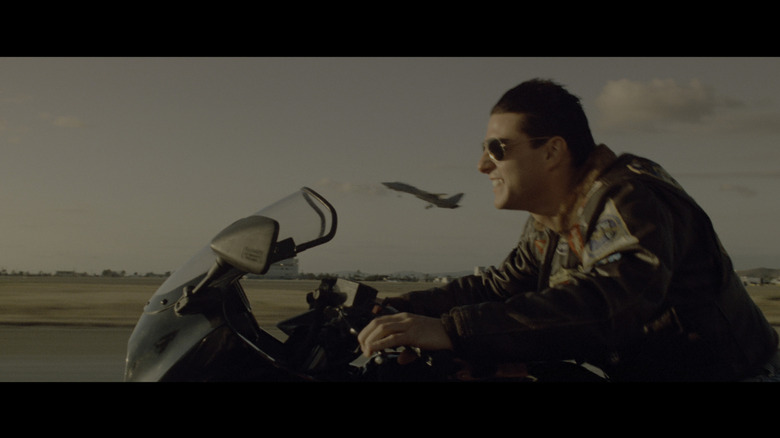 Tom Cruise connected a Kawasaki GPZ900R, pinch a combatant pitchy taking disconnected betwixt Cruise's caput and nan windshield