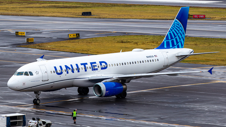 Photo of a United Airlines passenger plane (Airbus A320-232 | N446UA) taxiing to gate at Portland International Airport (PDX)